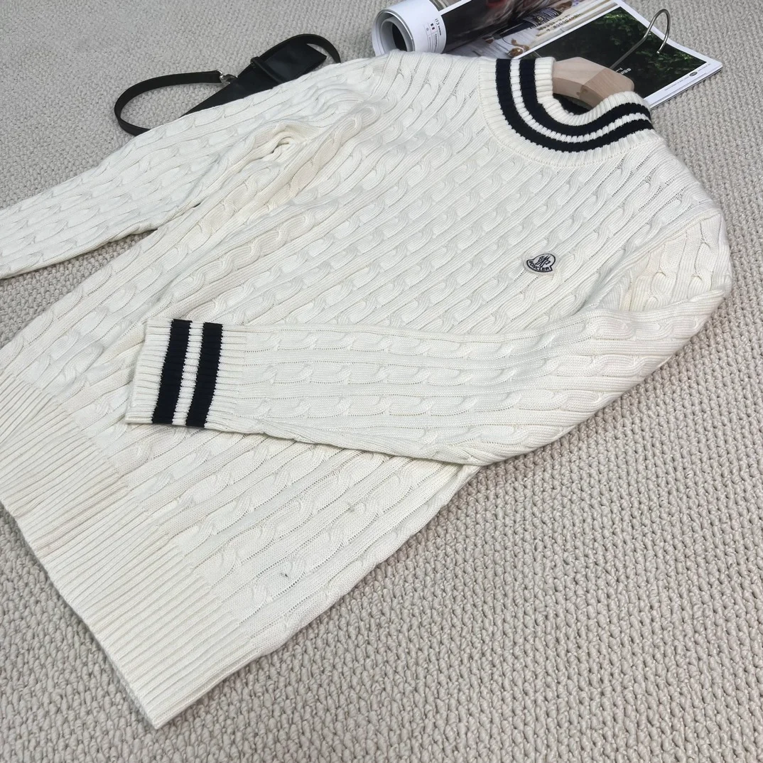 몽클레어 터틀넥 스웨터