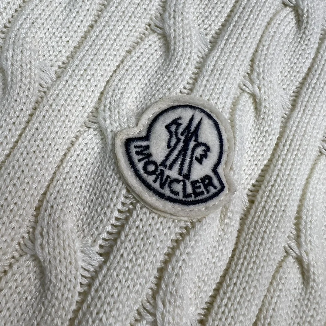 몽클레어 터틀넥 스웨터