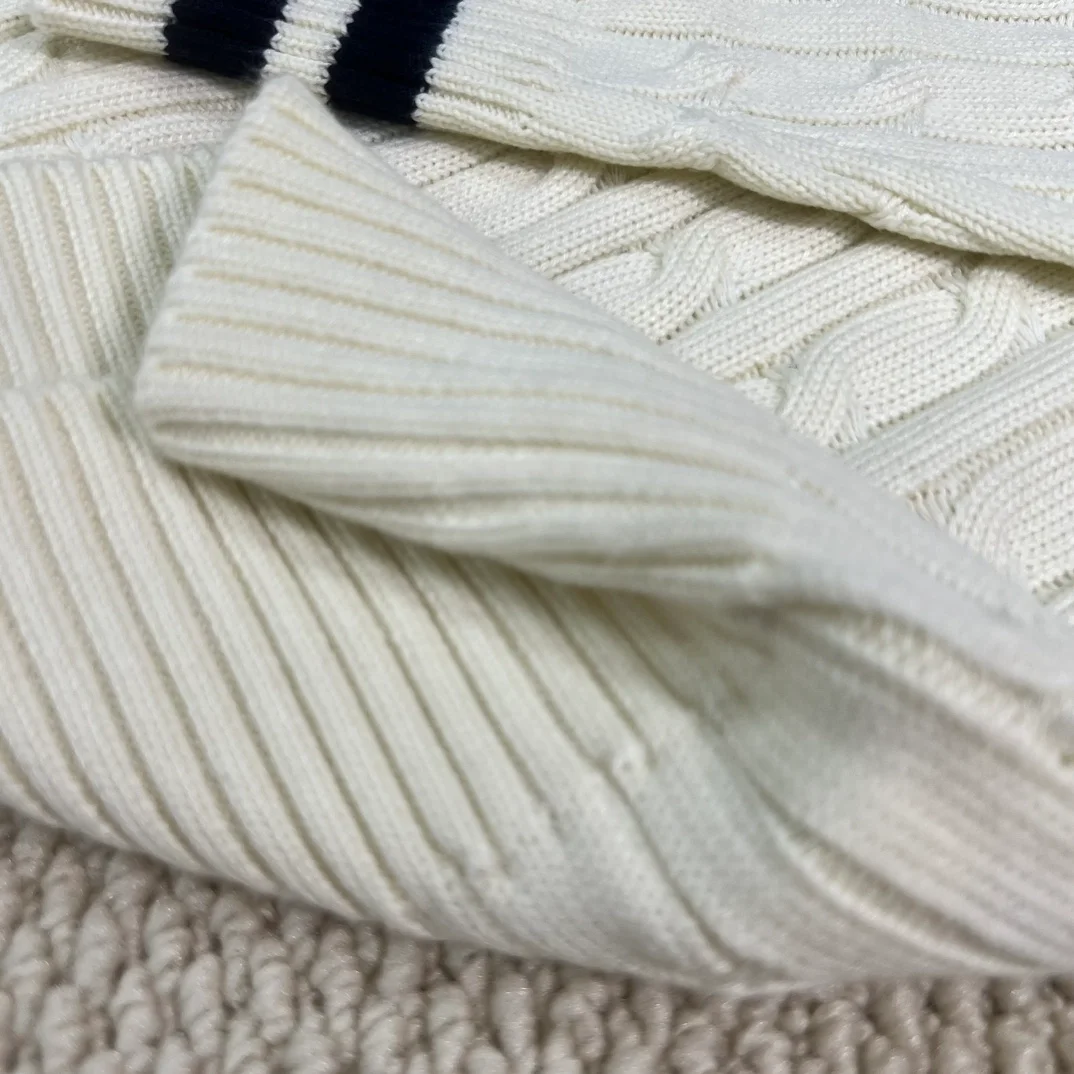 몽클레어 터틀넥 스웨터