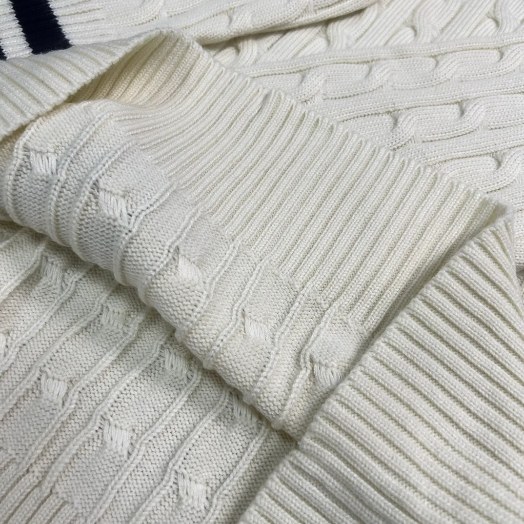 몽클레어 터틀넥 스웨터