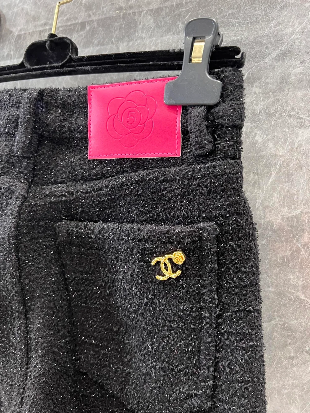 샤넬 핑크 라벨 로고 팬츠 블랙