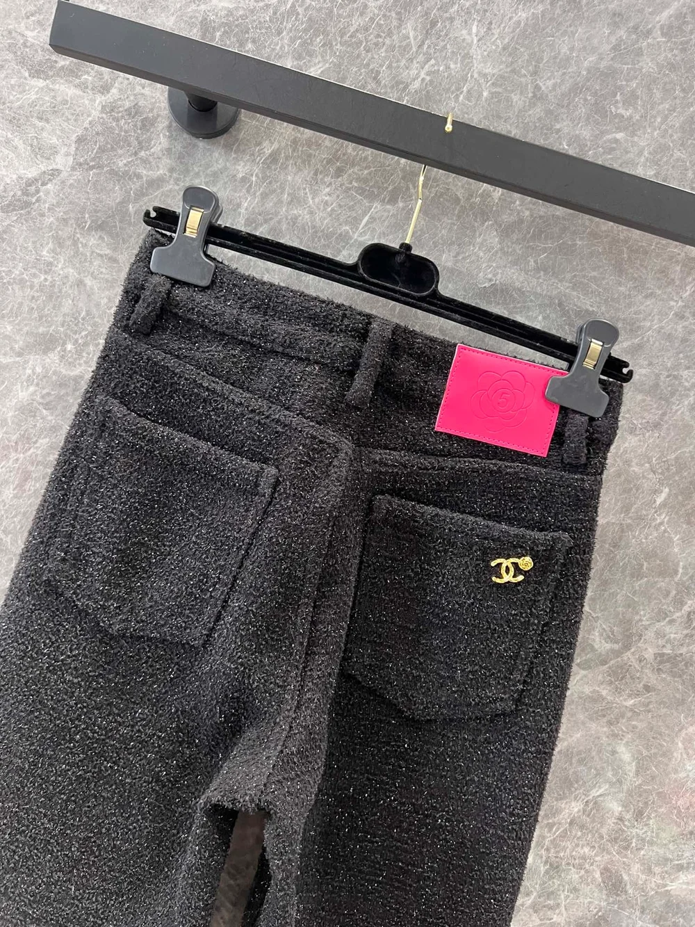 샤넬 핑크 라벨 로고 팬츠 블랙