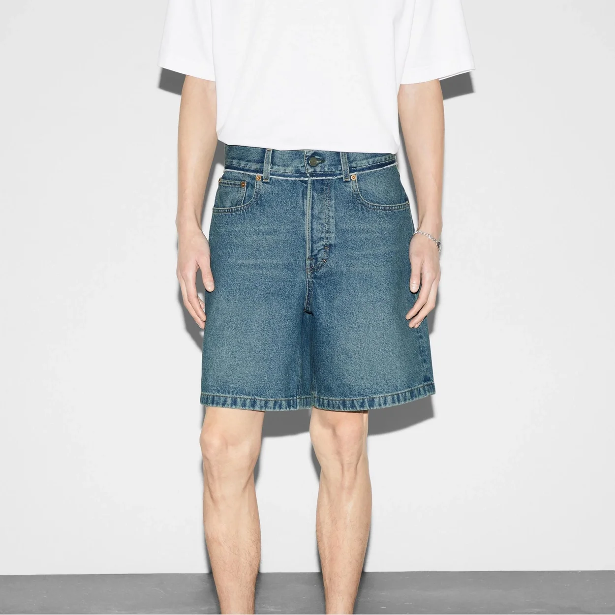 구찌 라벨 디테일 데님 쇼츠