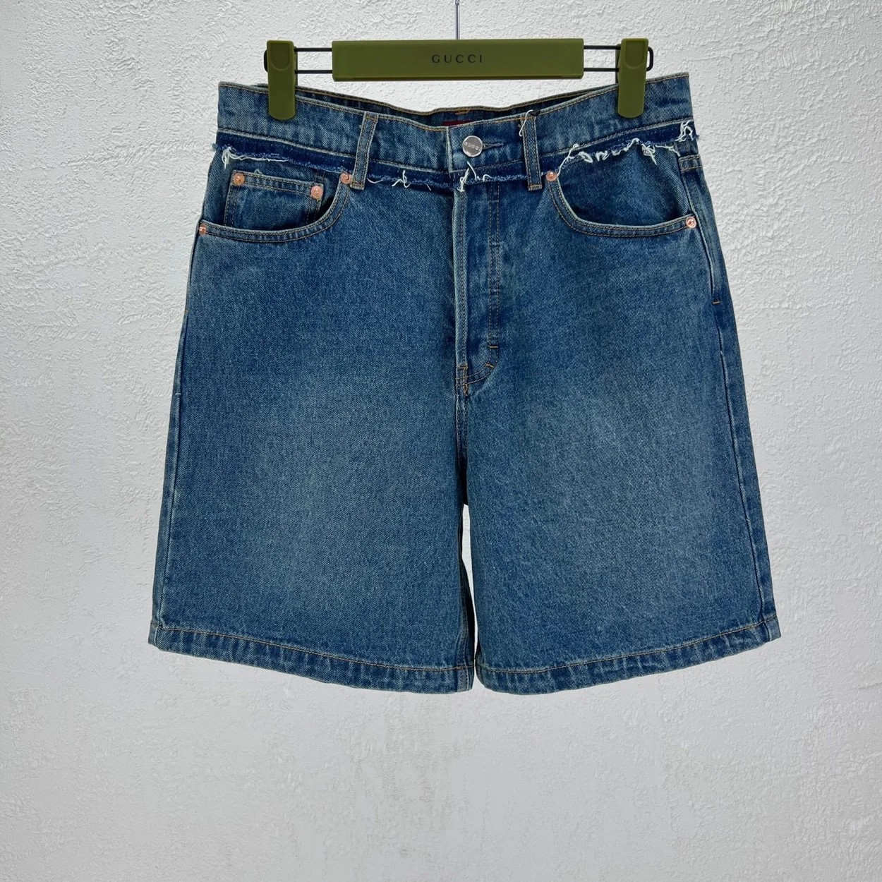 구찌 라벨 디테일 데님 쇼츠