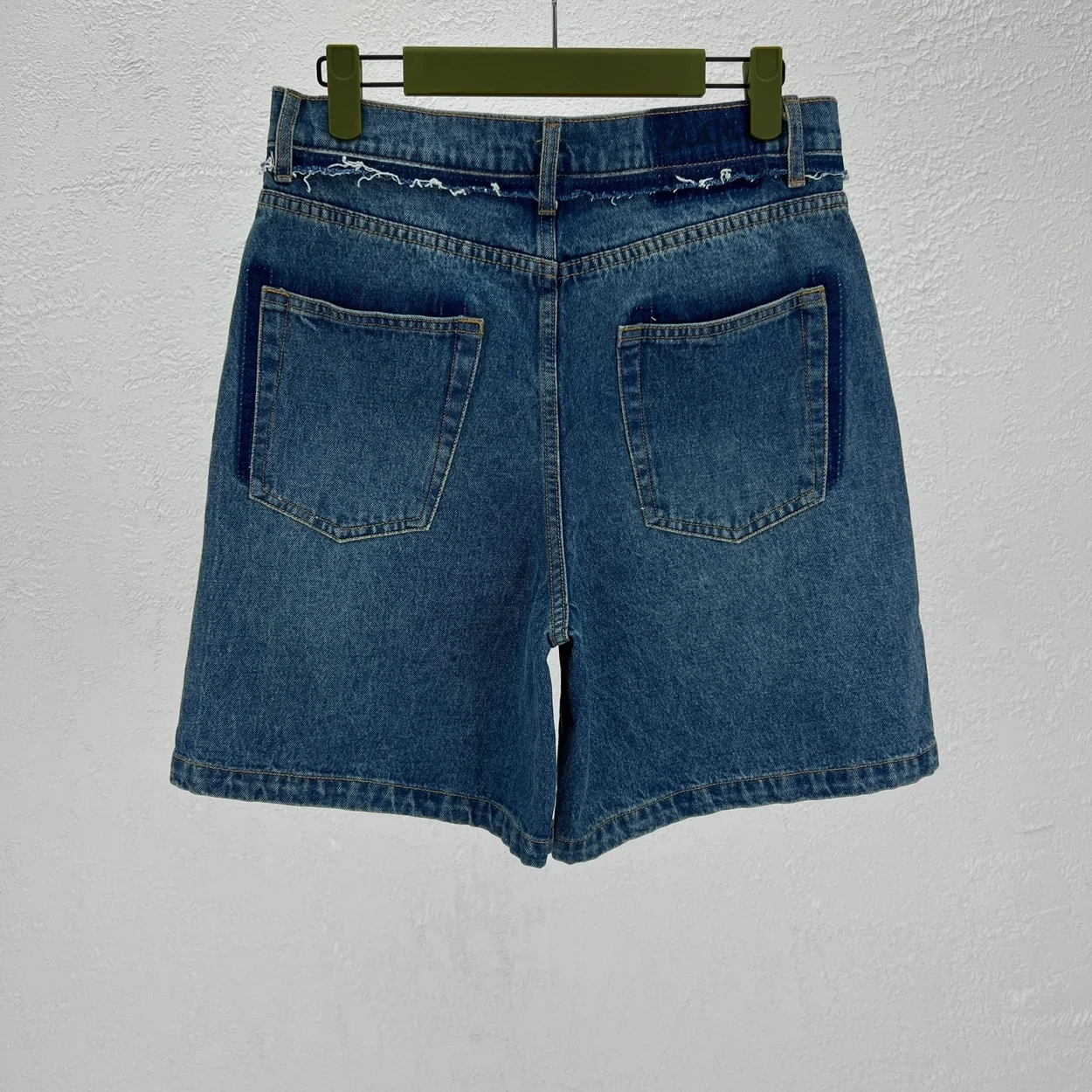 구찌 라벨 디테일 데님 쇼츠