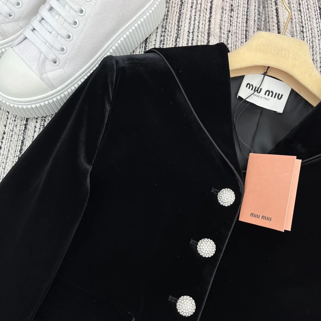 미우미우 싱글브레스트 벨벳 재킷