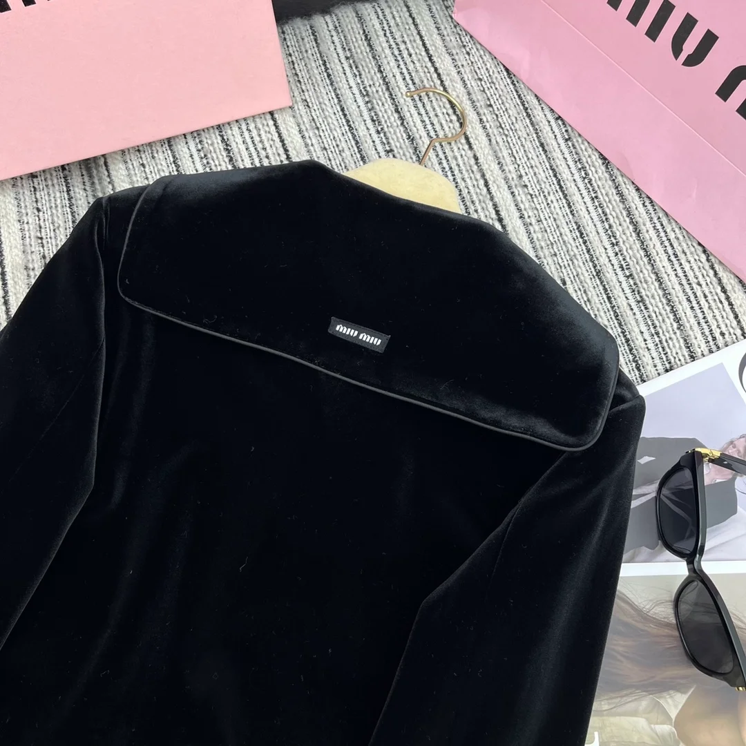 미우미우 싱글브레스트 벨벳 재킷