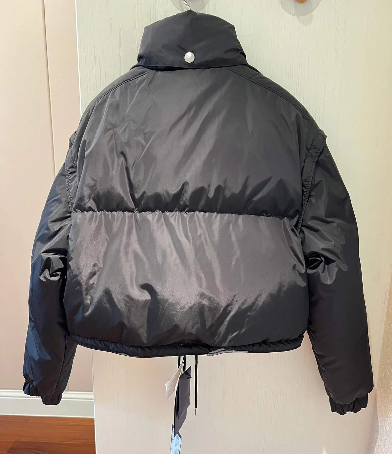 프라다 리나일론 크롭 다운 자켓