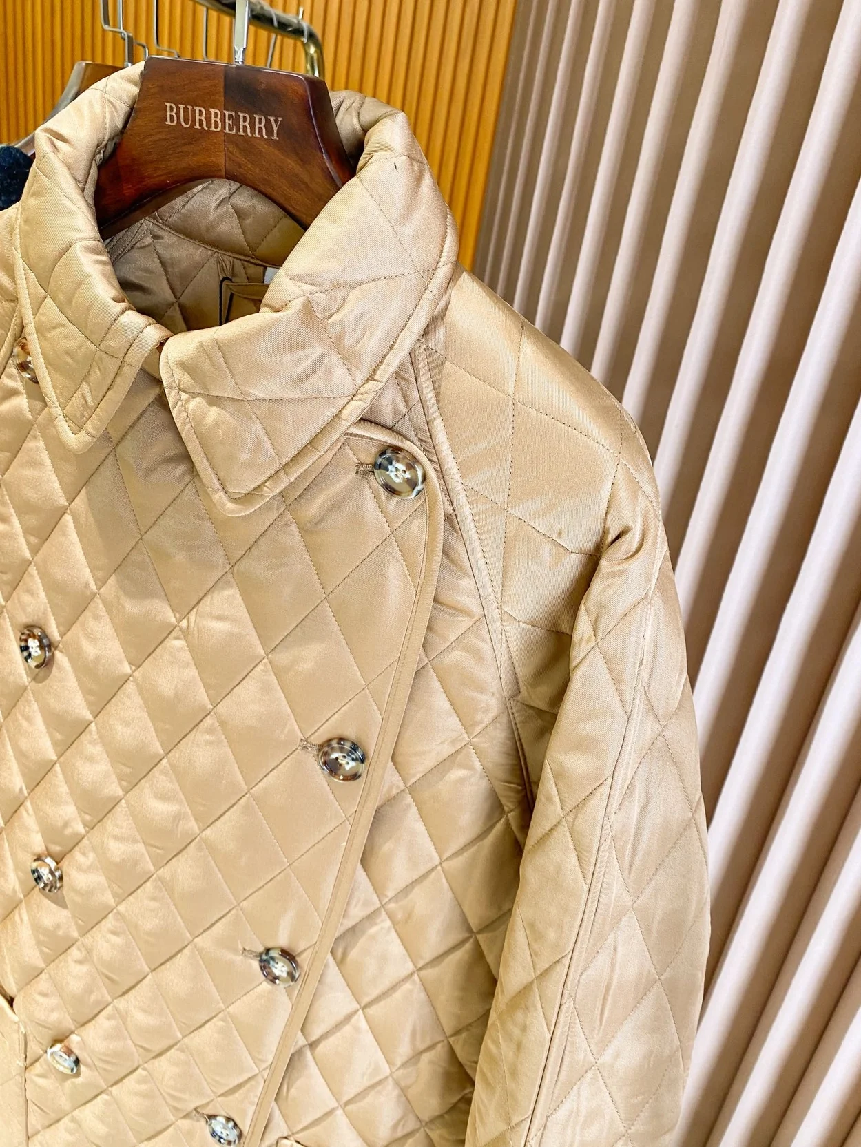 버버리 다이아몬드 퀄팅 코트