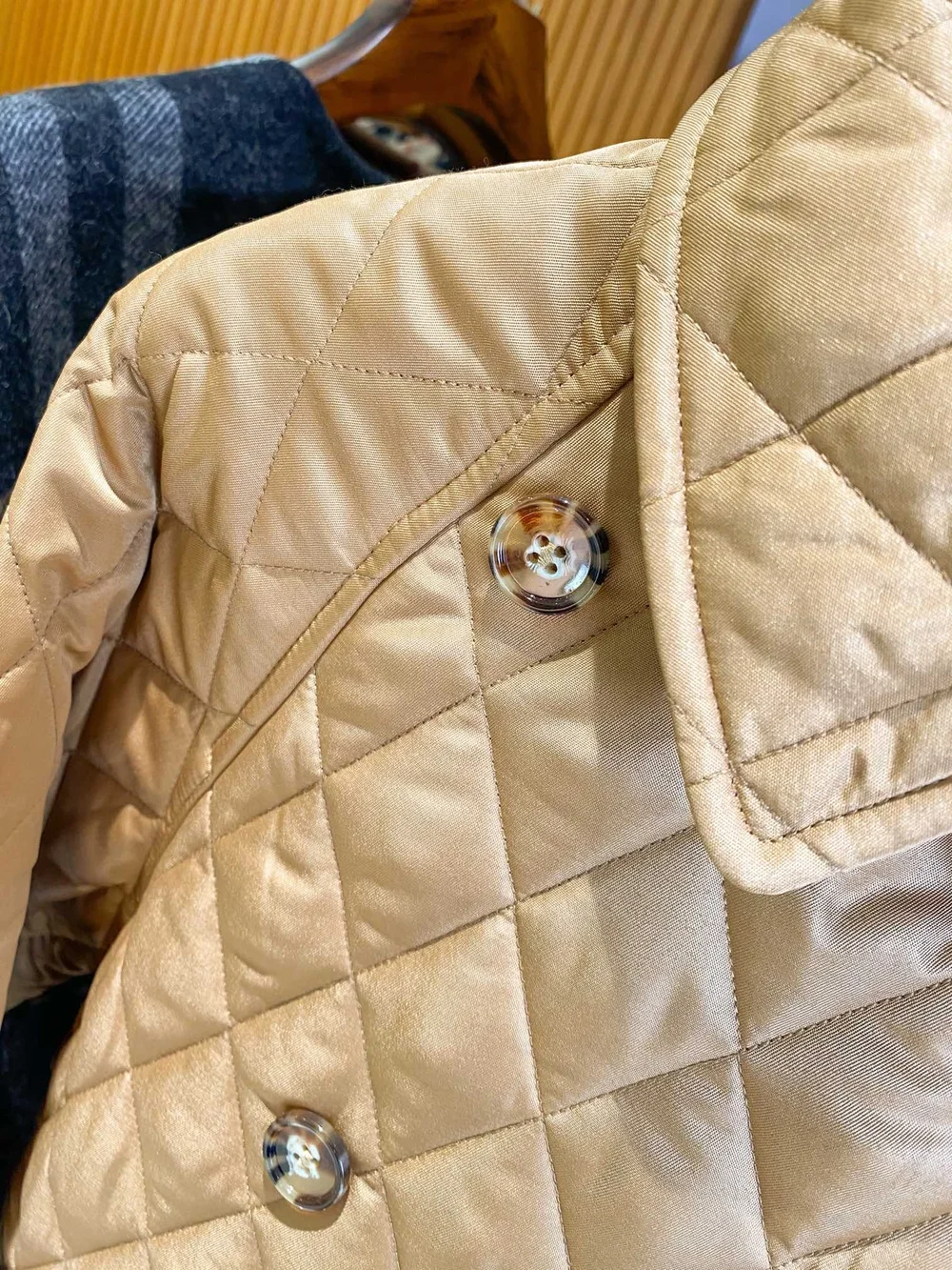 버버리 다이아몬드 퀄팅 코트