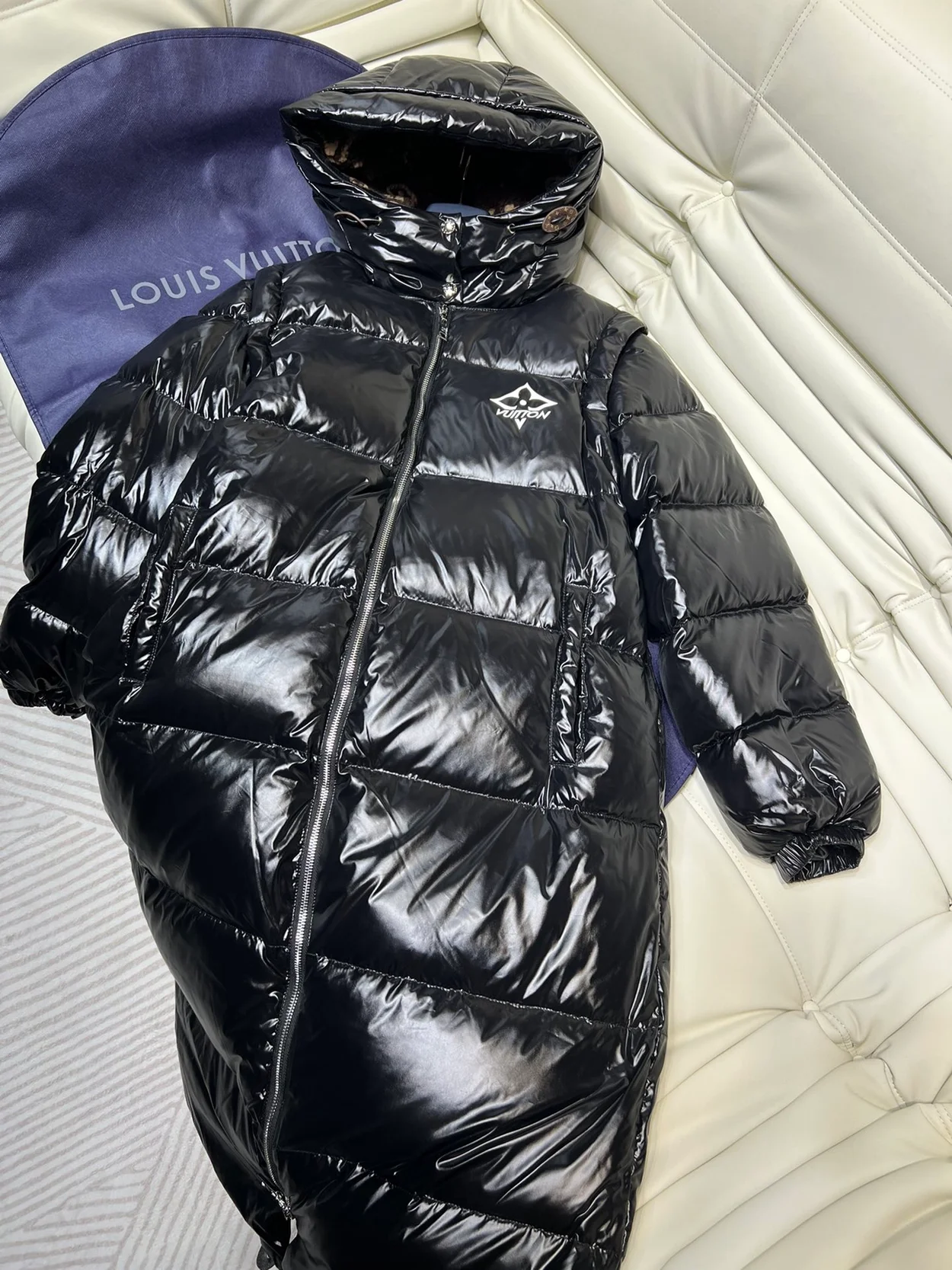 루이비통 글로시 롱 푸퍼 코트 1A9KZH