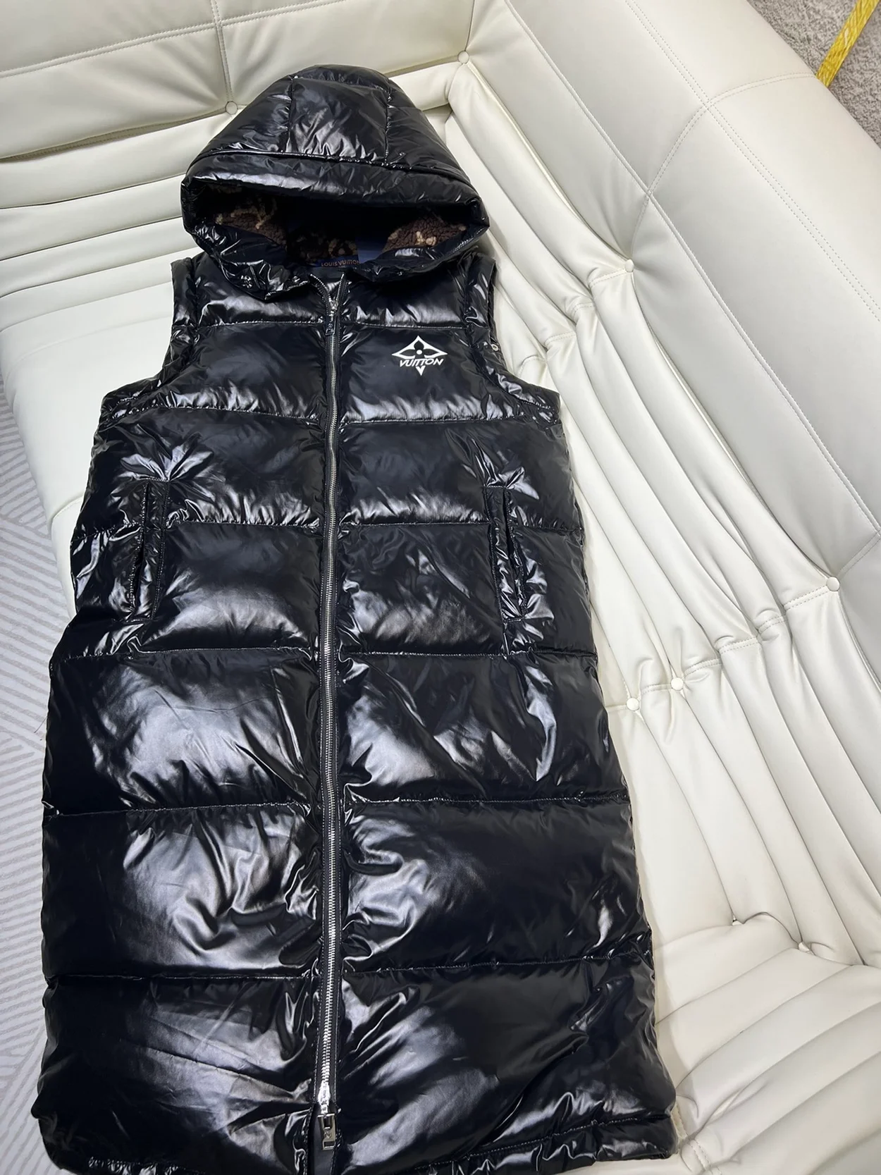 루이비통 글로시 롱 푸퍼 코트 1A9KZH