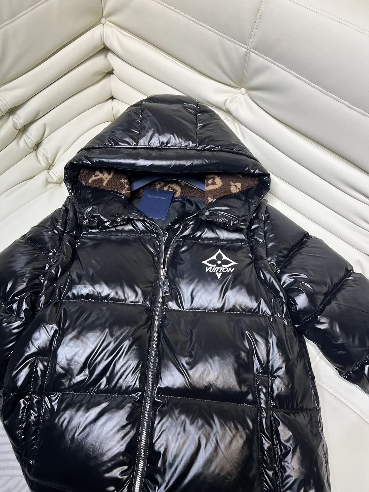 루이비통 글로시 롱 푸퍼 코트 1A9KZH