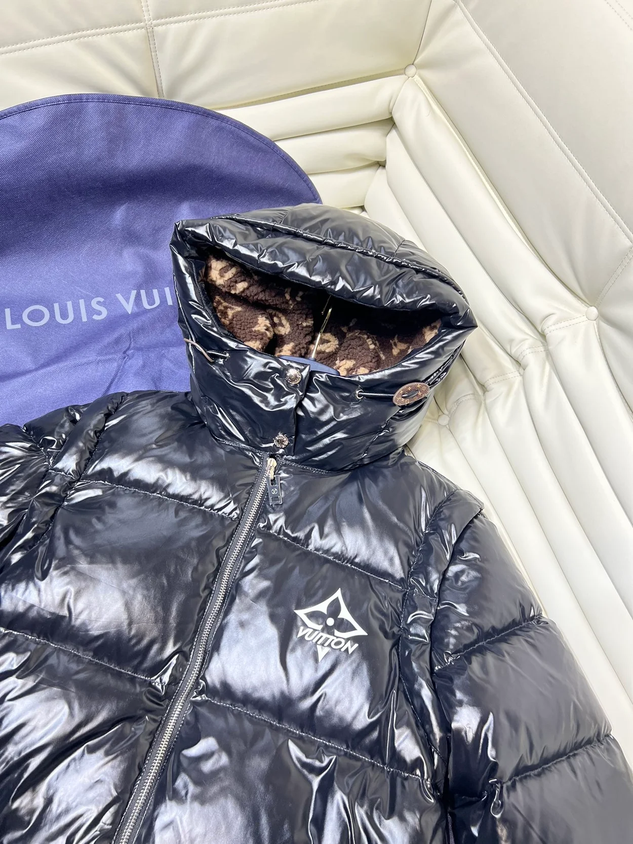 루이비통 글로시 롱 푸퍼 코트 1A9KZH