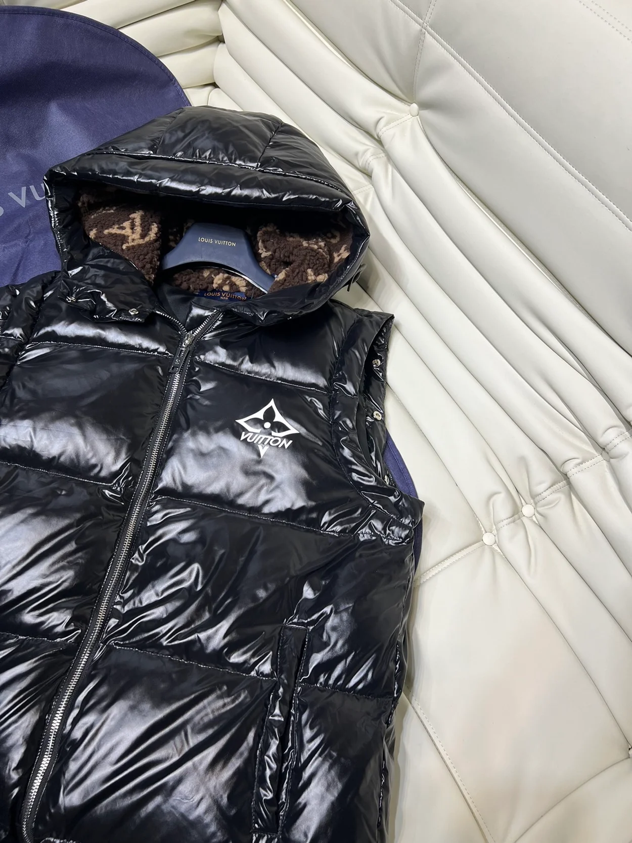 루이비통 글로시 롱 푸퍼 코트 1A9KZH