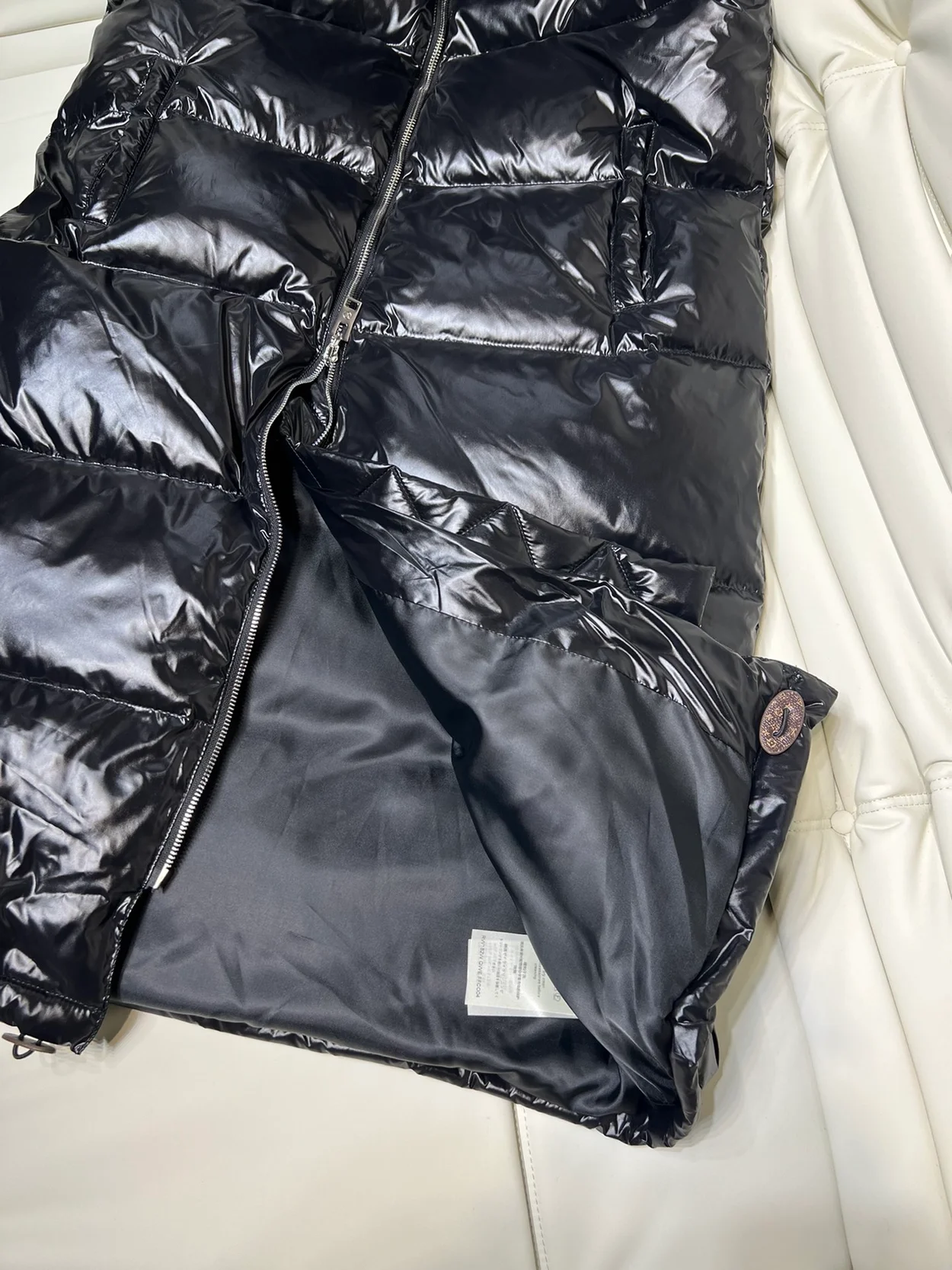 루이비통 글로시 롱 푸퍼 코트 1A9KZH