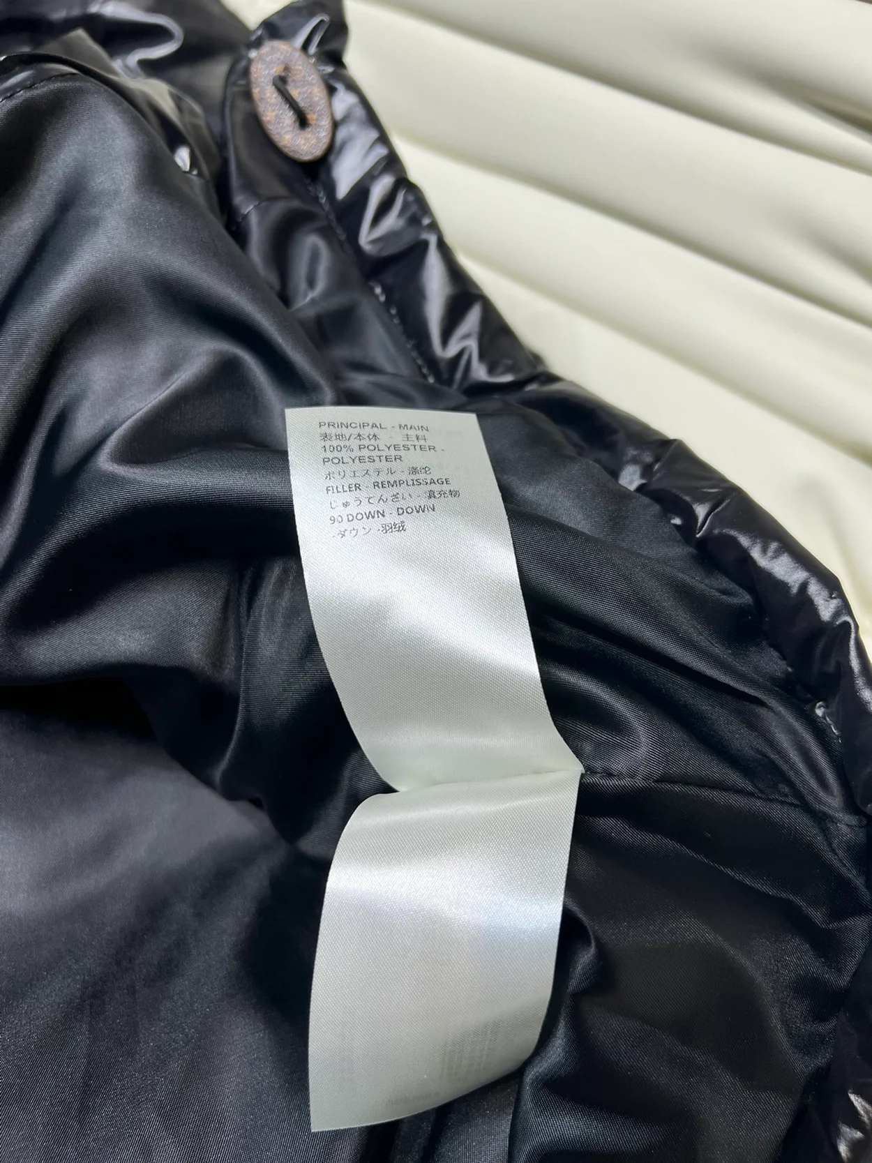 루이비통 글로시 롱 푸퍼 코트 1A9KZH