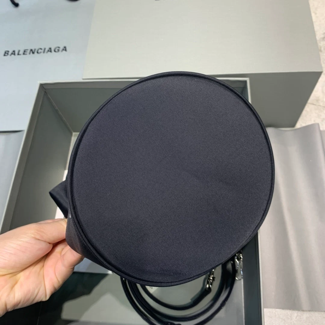 발렌시아가 휠드로 스트링 버킷백 블랙