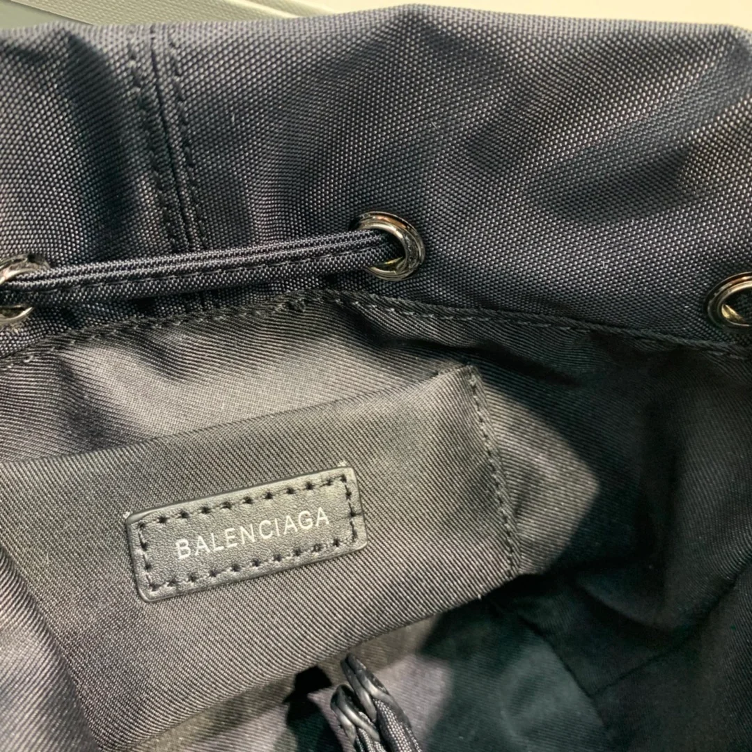 발렌시아가 휠드로 스트링 버킷백 블랙