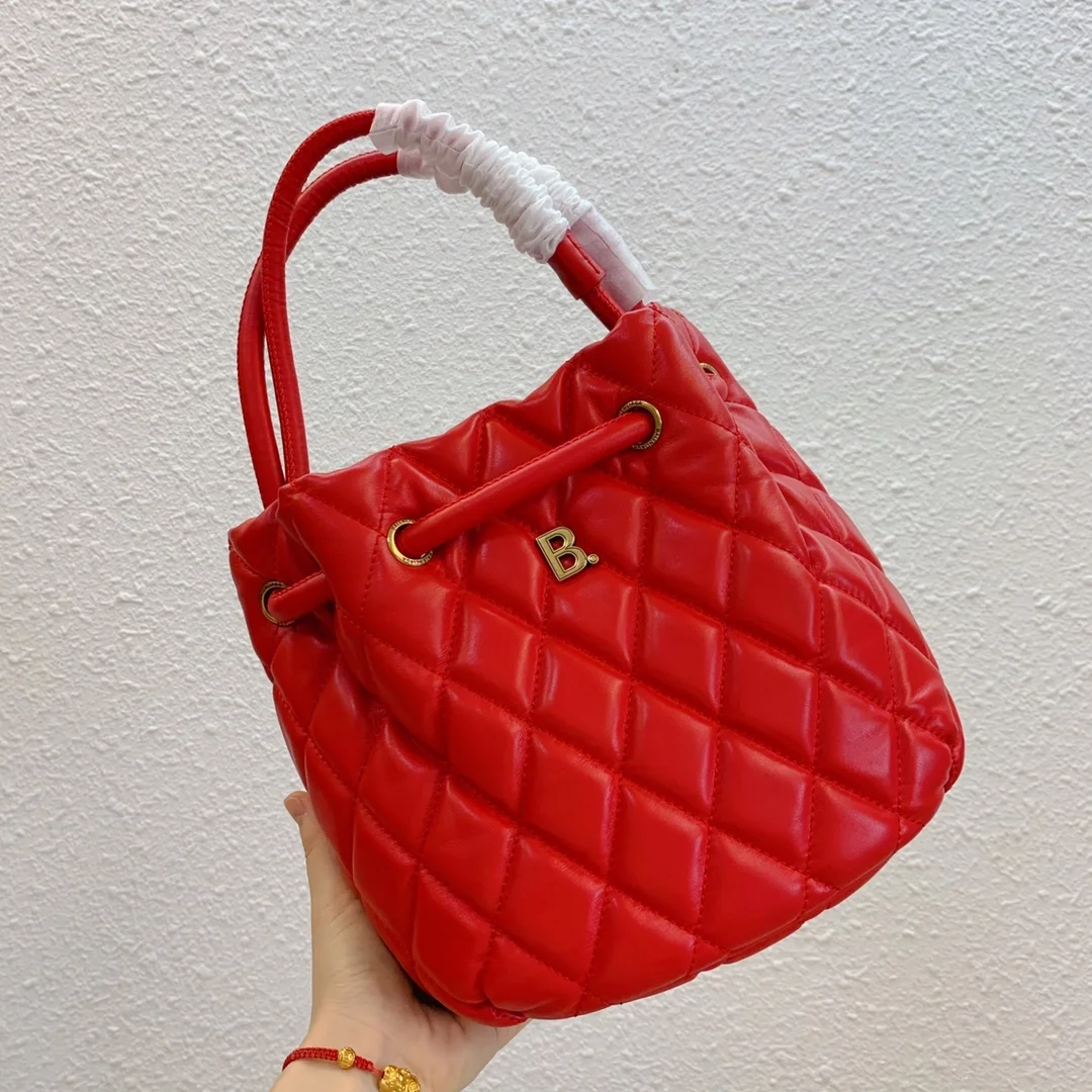 발렌시아가 B로고 퀄팅 버킷백 레드
