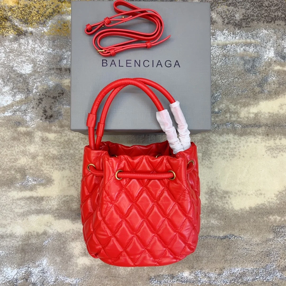 발렌시아가 B로고 퀄팅 버킷백 레드