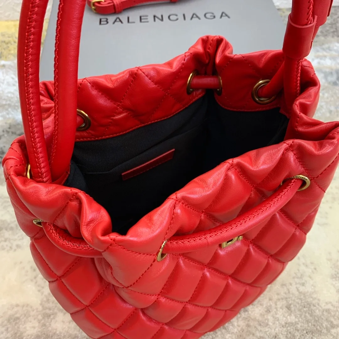 발렌시아가 B로고 퀄팅 버킷백 레드