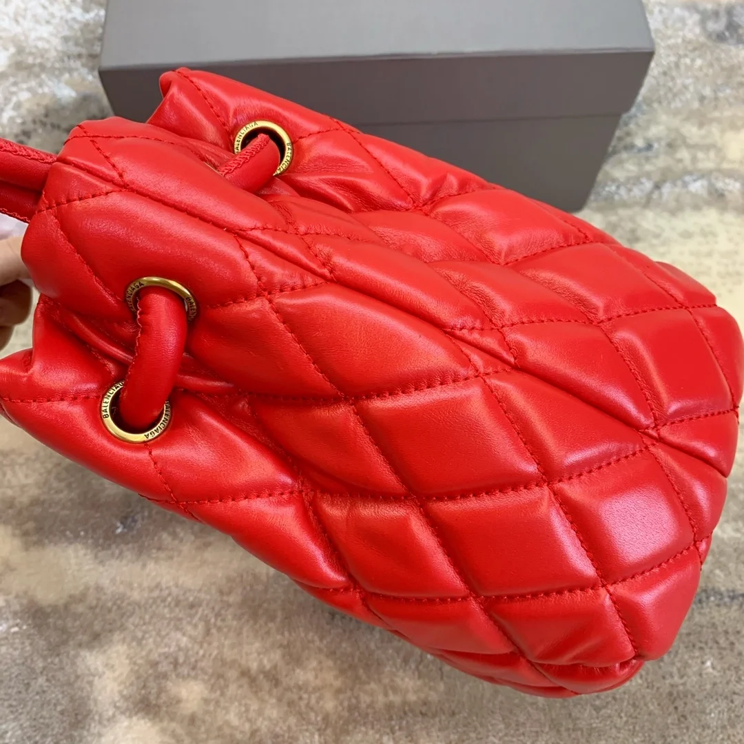 발렌시아가 B로고 퀄팅 버킷백 레드