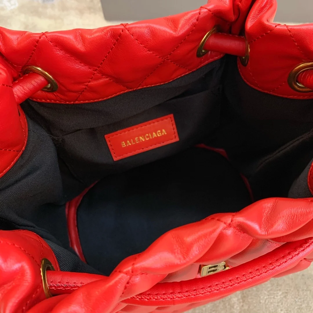 발렌시아가 B로고 퀄팅 버킷백 레드