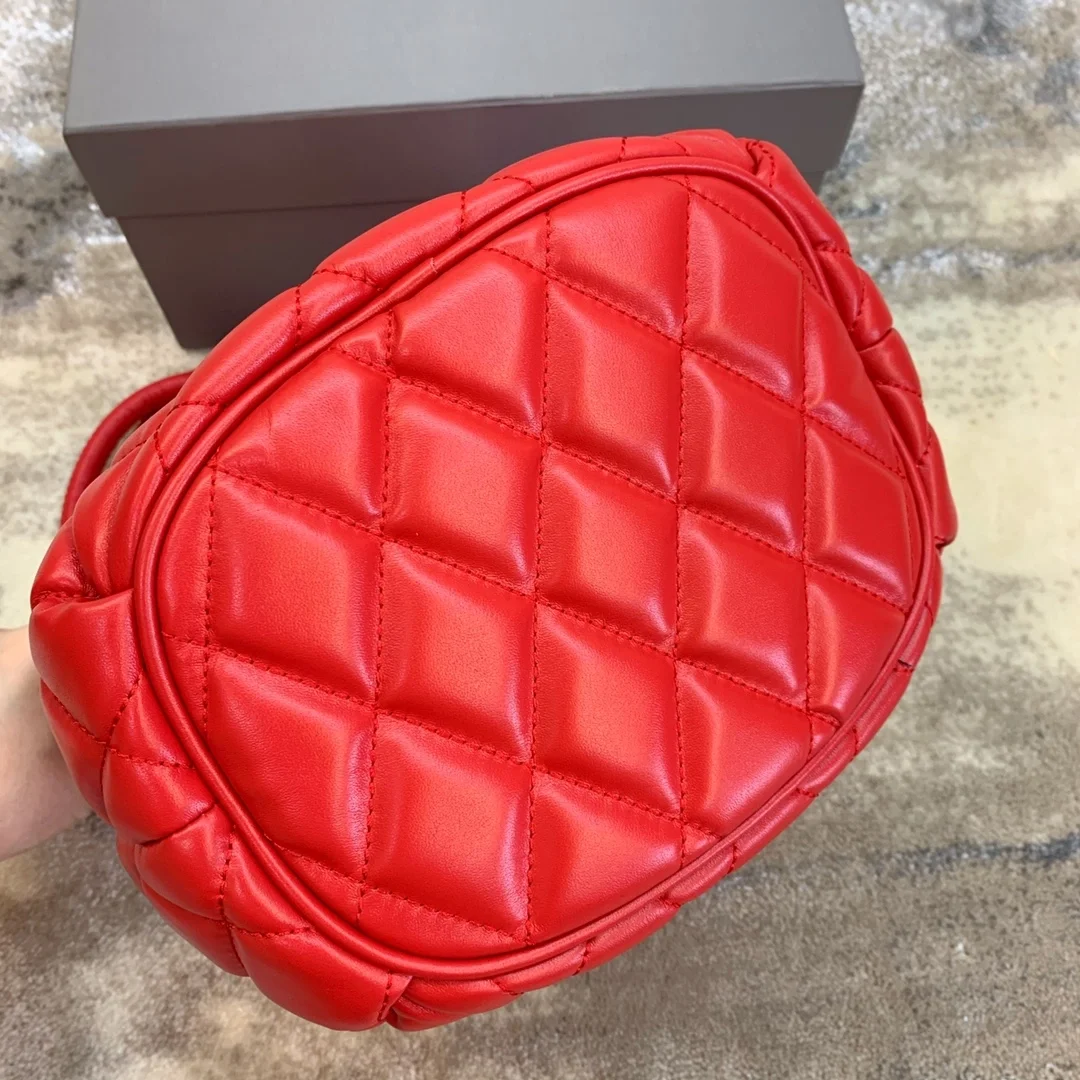 발렌시아가 B로고 퀄팅 버킷백 레드