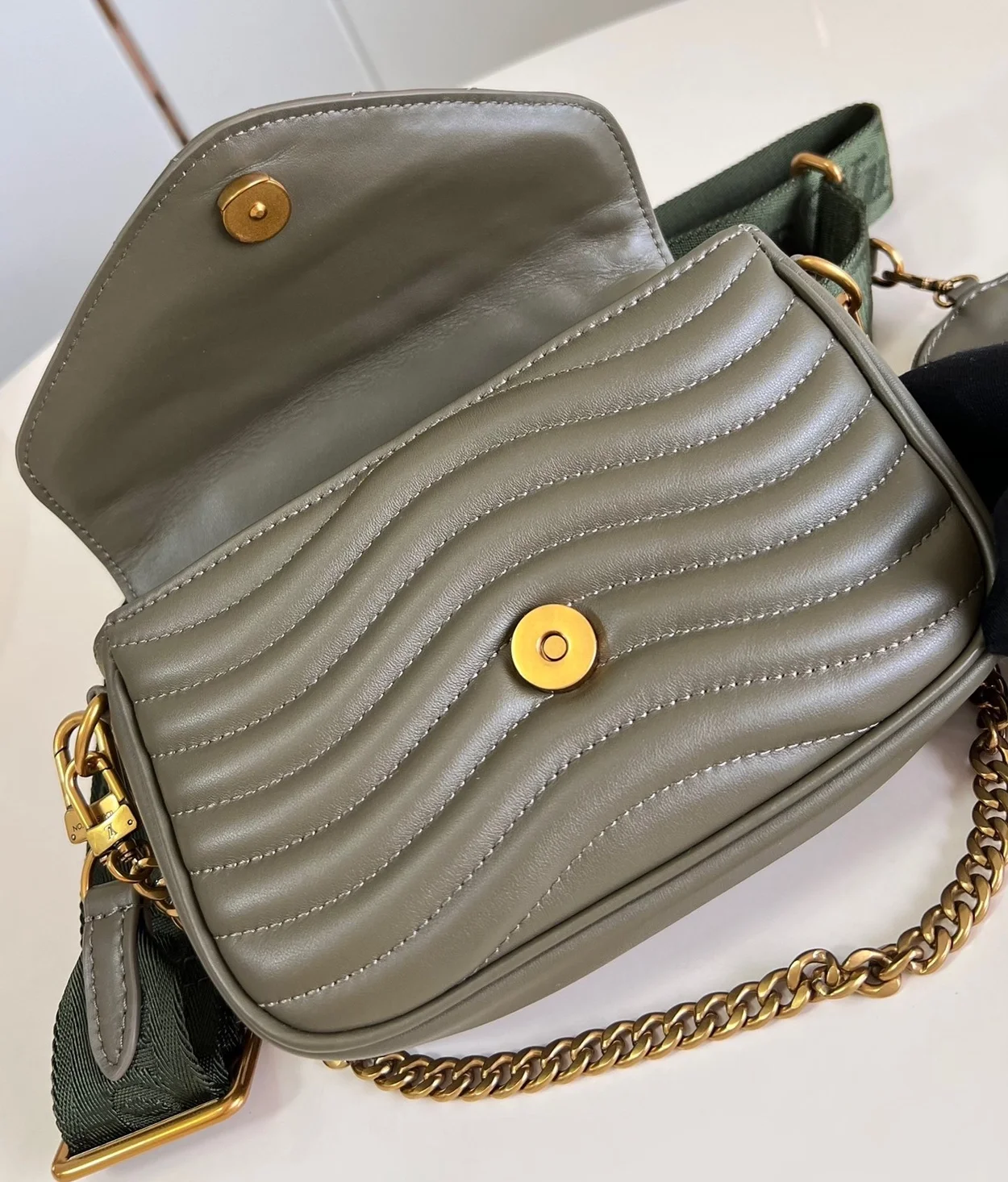 루이비통 뉴 웨이브 멀티 포쉐트 백 M56471