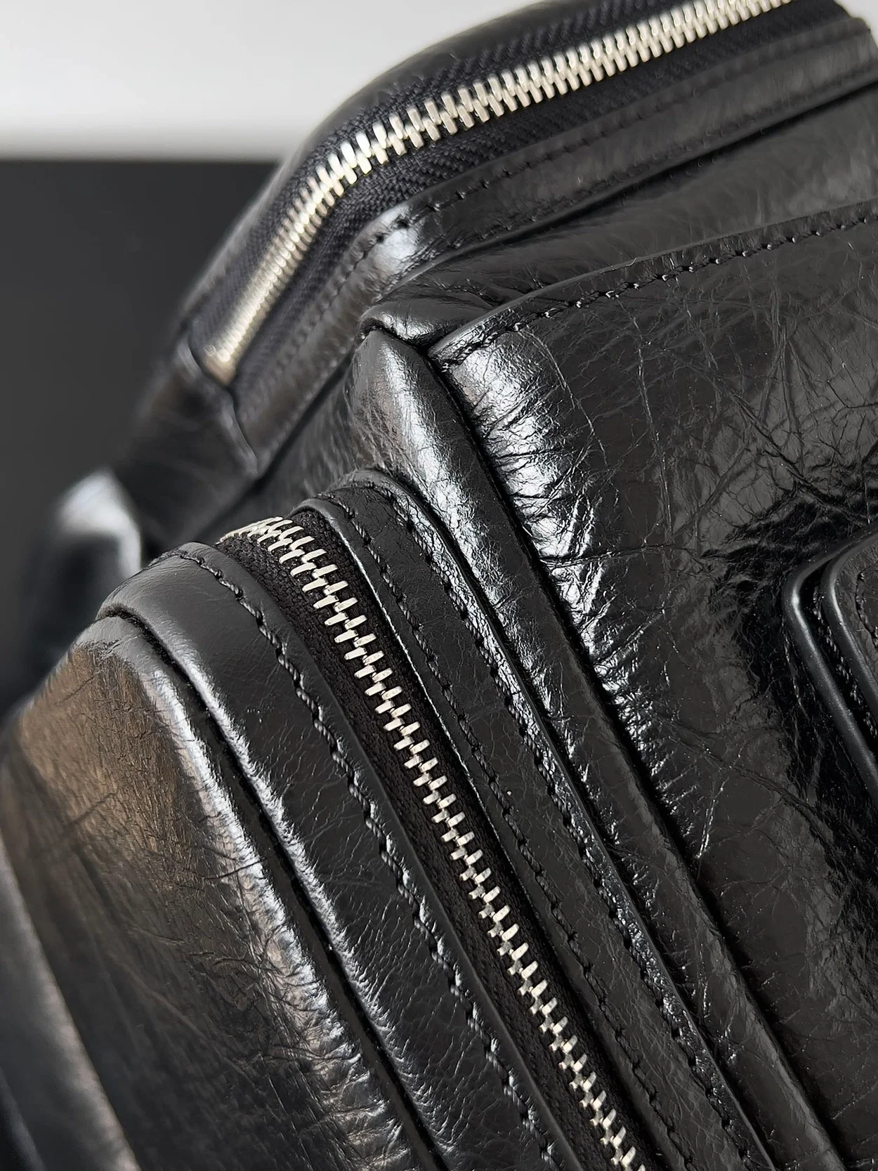 발렌시아가 슈퍼비지 라지 슬링백 블랙