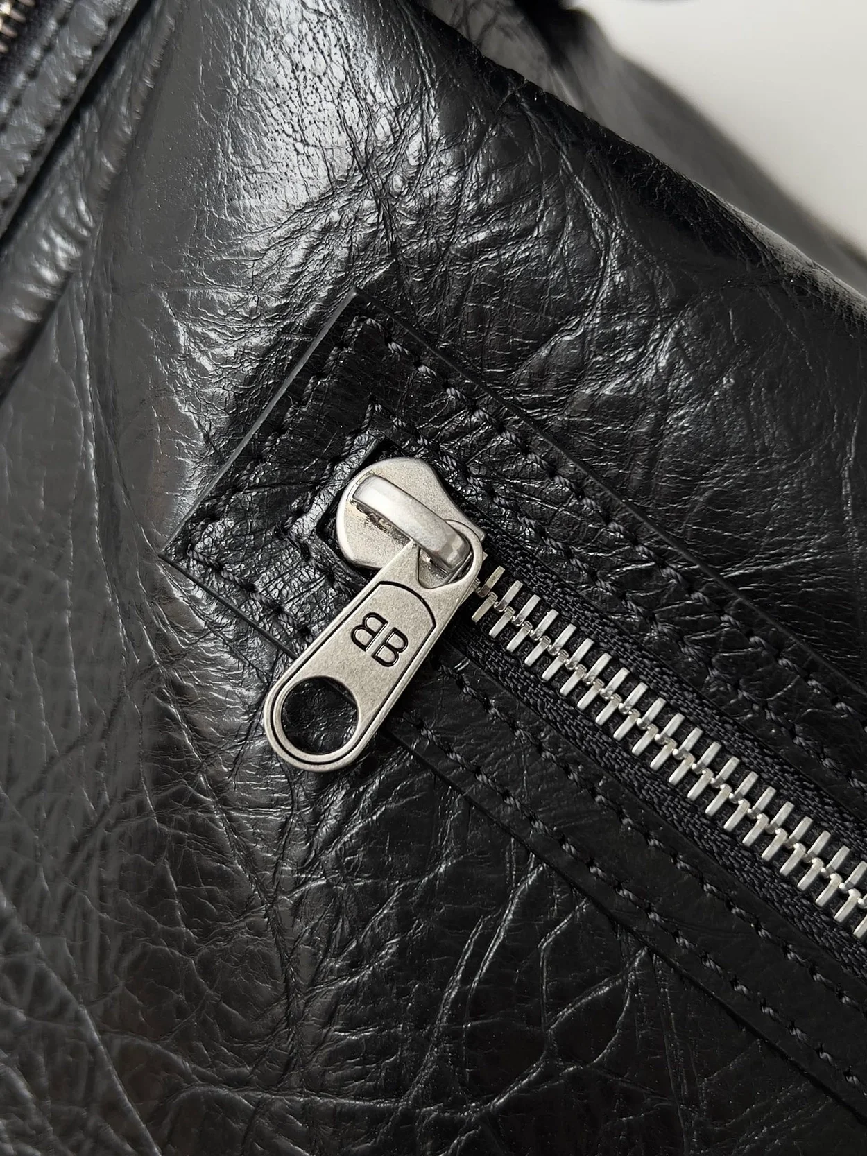 발렌시아가 슈퍼비지 라지 슬링백 블랙