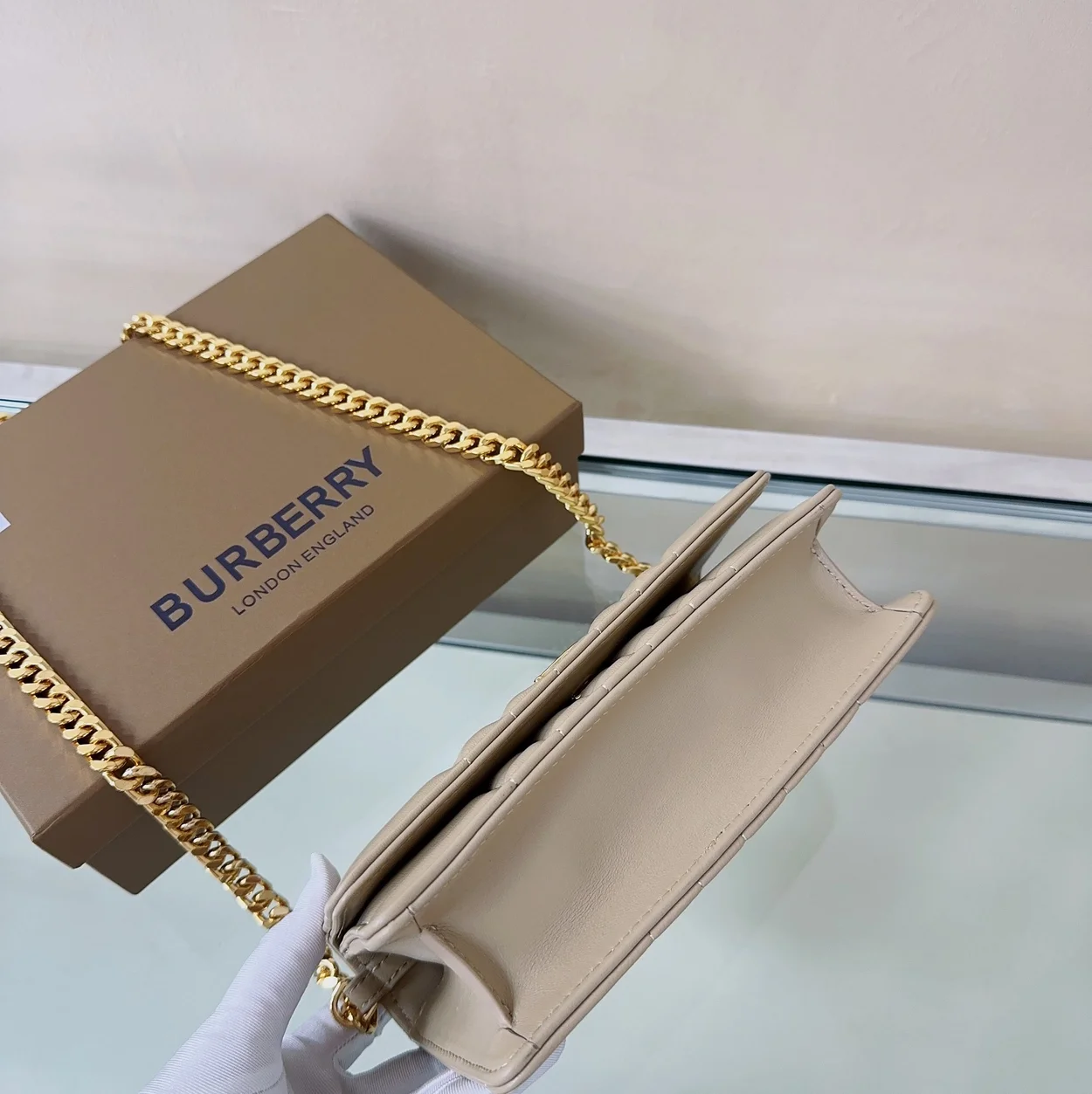 버버리 미니 롤라 클러치백 오트베이지