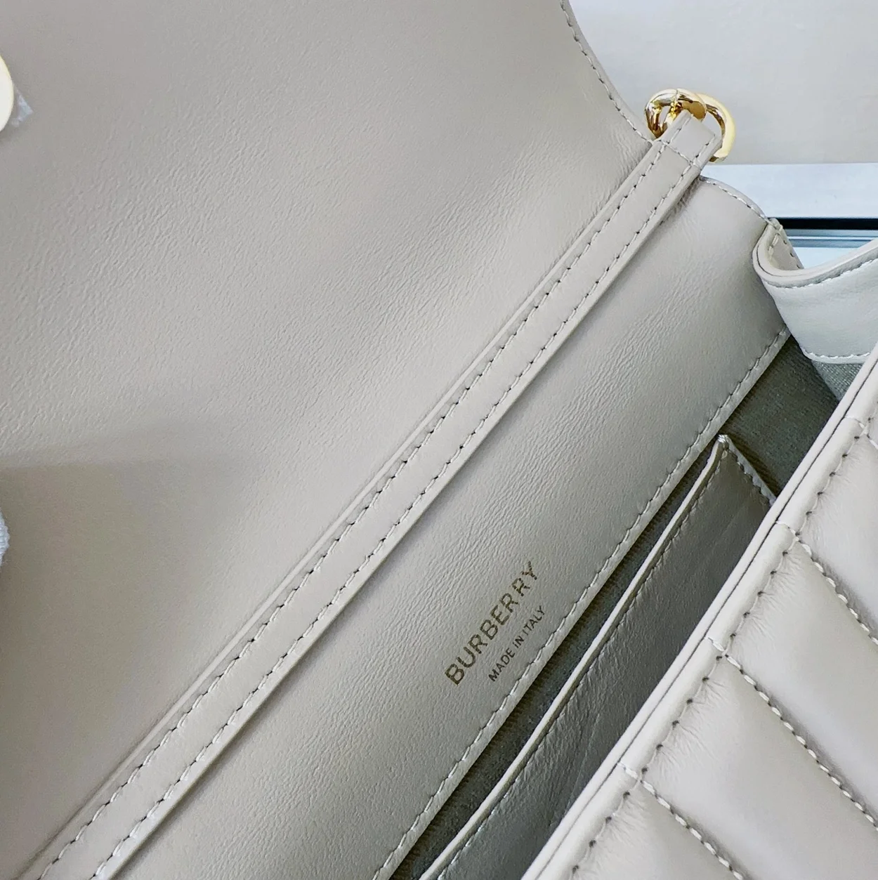 버버리 미니 롤라 클러치백 오트베이지