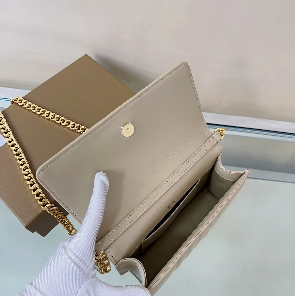 버버리 미니 롤라 클러치백 오트베이지