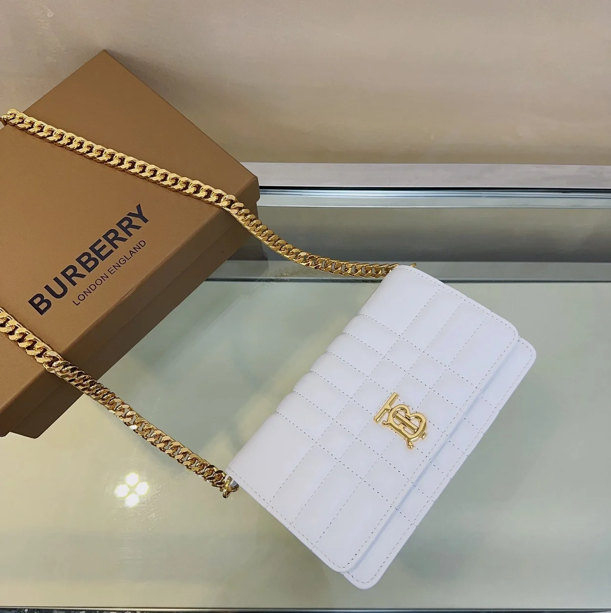 버버리 롤라 클러치백 옵틱 화이트