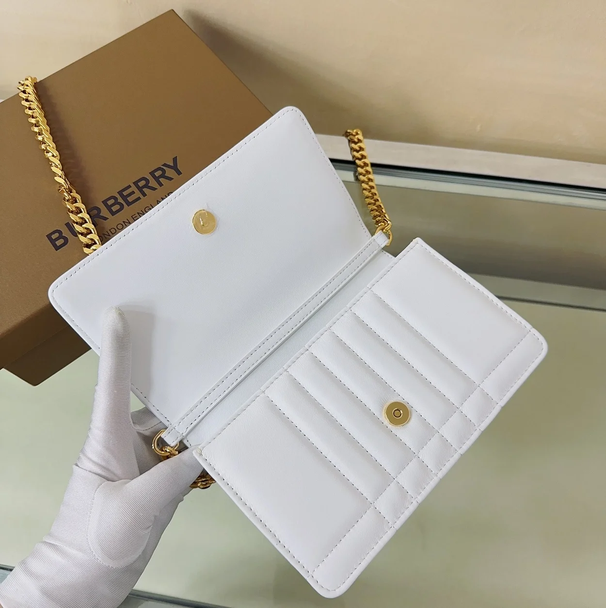 버버리 롤라 클러치백 옵틱 화이트