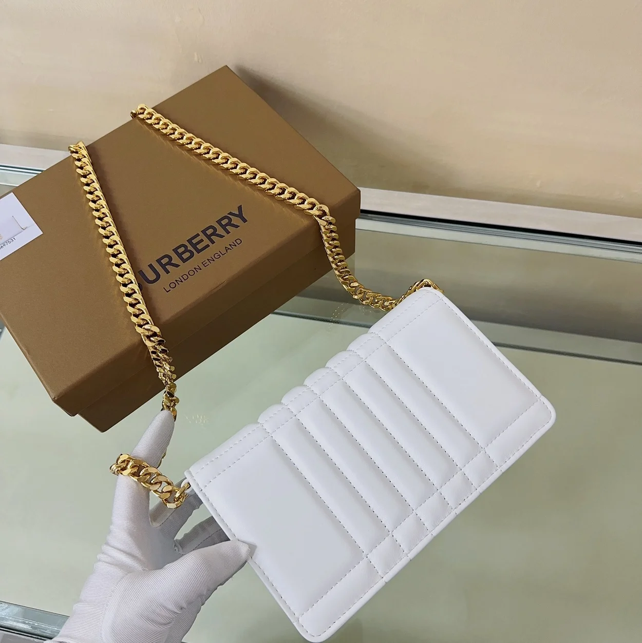 버버리 롤라 클러치백 옵틱 화이트