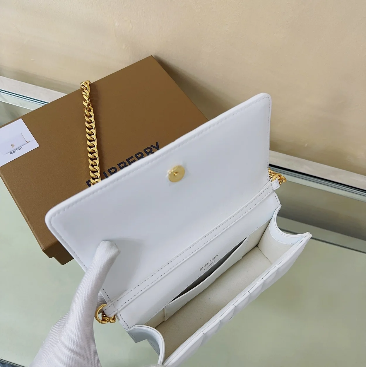 버버리 롤라 클러치백 옵틱 화이트