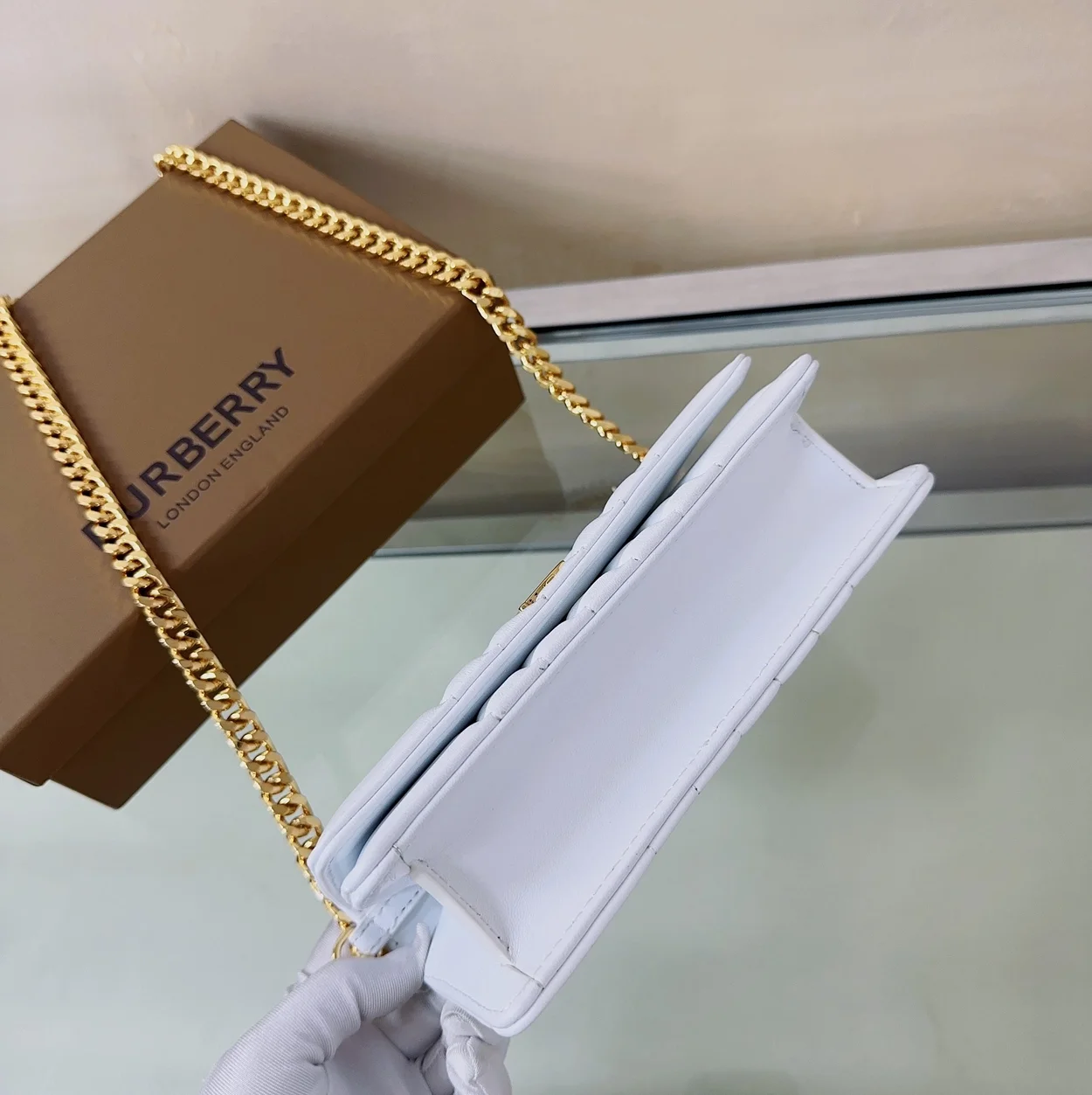 버버리 롤라 클러치백 옵틱 화이트