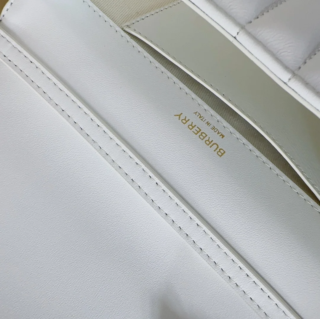 버버리 롤라 클러치백 옵틱 화이트