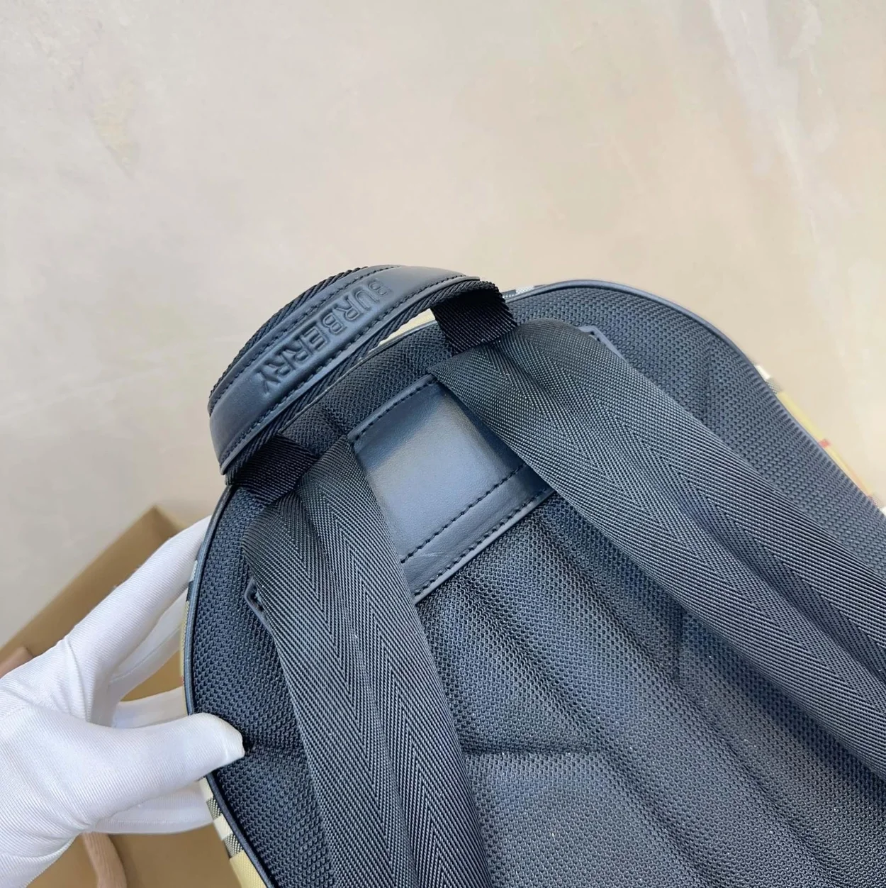 버버리 체크 가죽 백팩 베이지