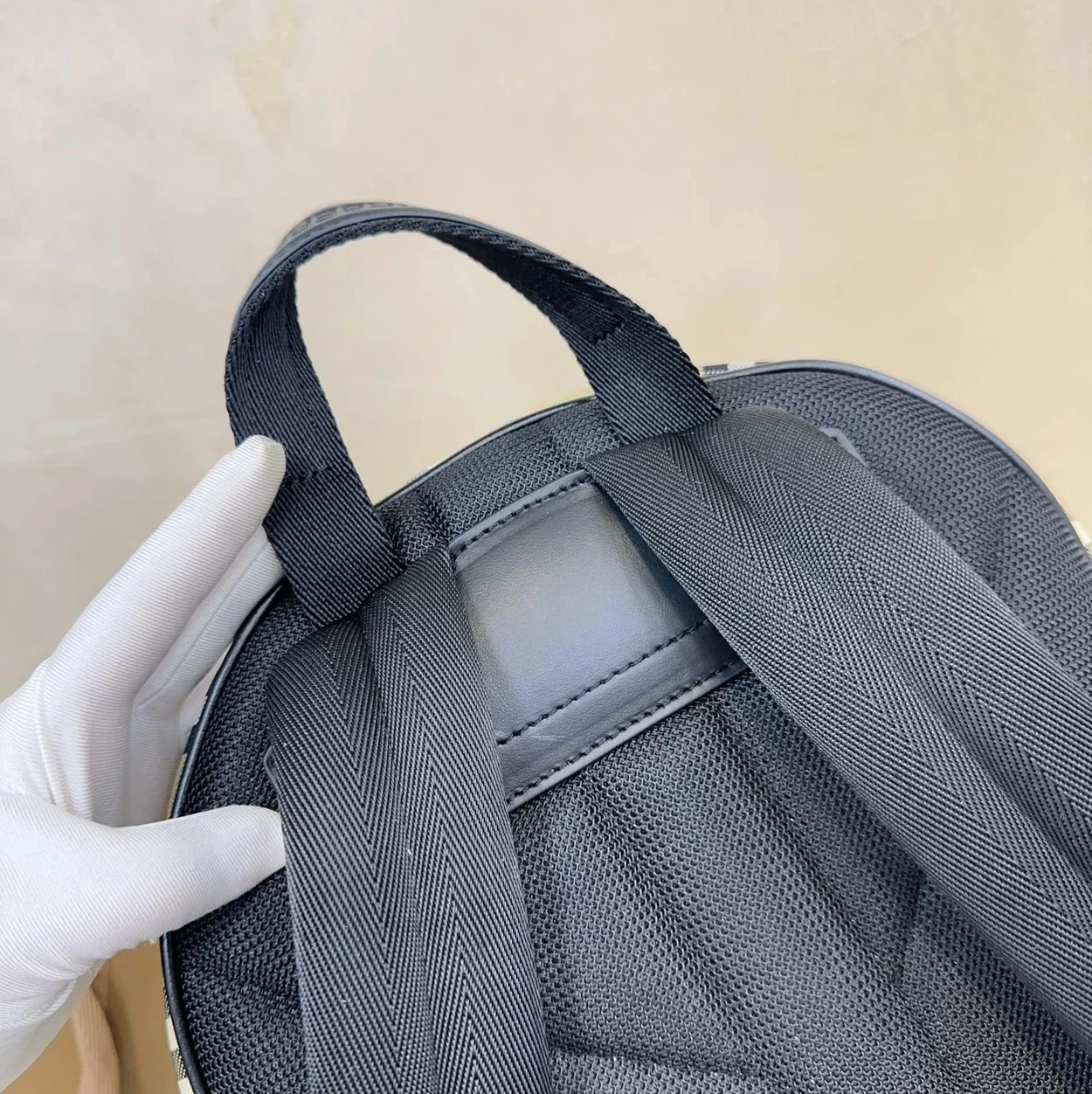 버버리 체크 가죽 백팩 베이지