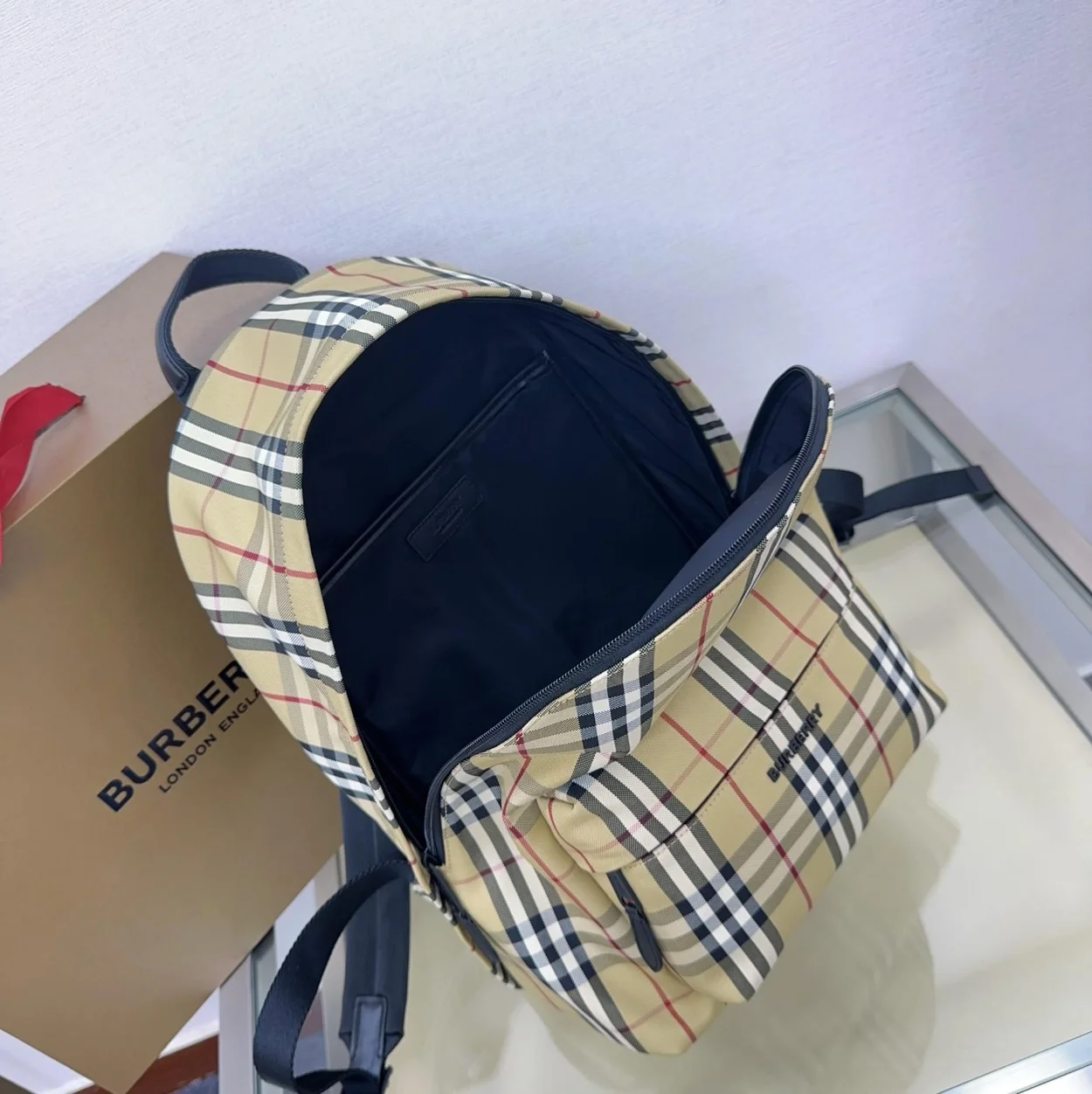 버버리 체크 가죽 백팩 베이지