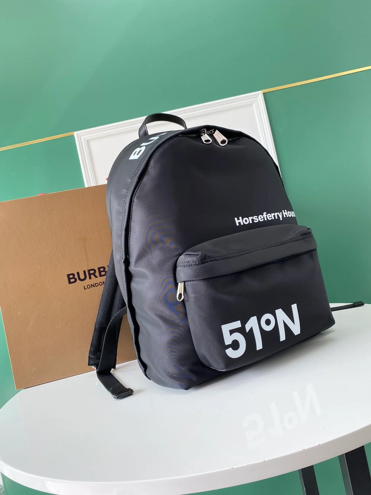 버버리 패드로 코디네이트 프린트 백팩