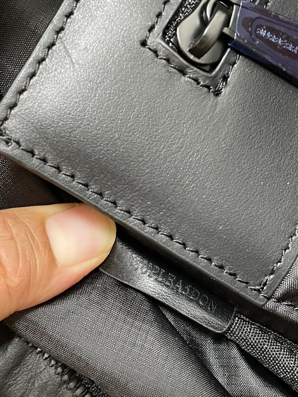 버버리 모노그램 자카드 백팩 블랙