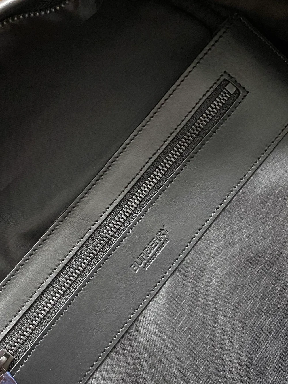 버버리 모노그램 자카드 백팩 블랙