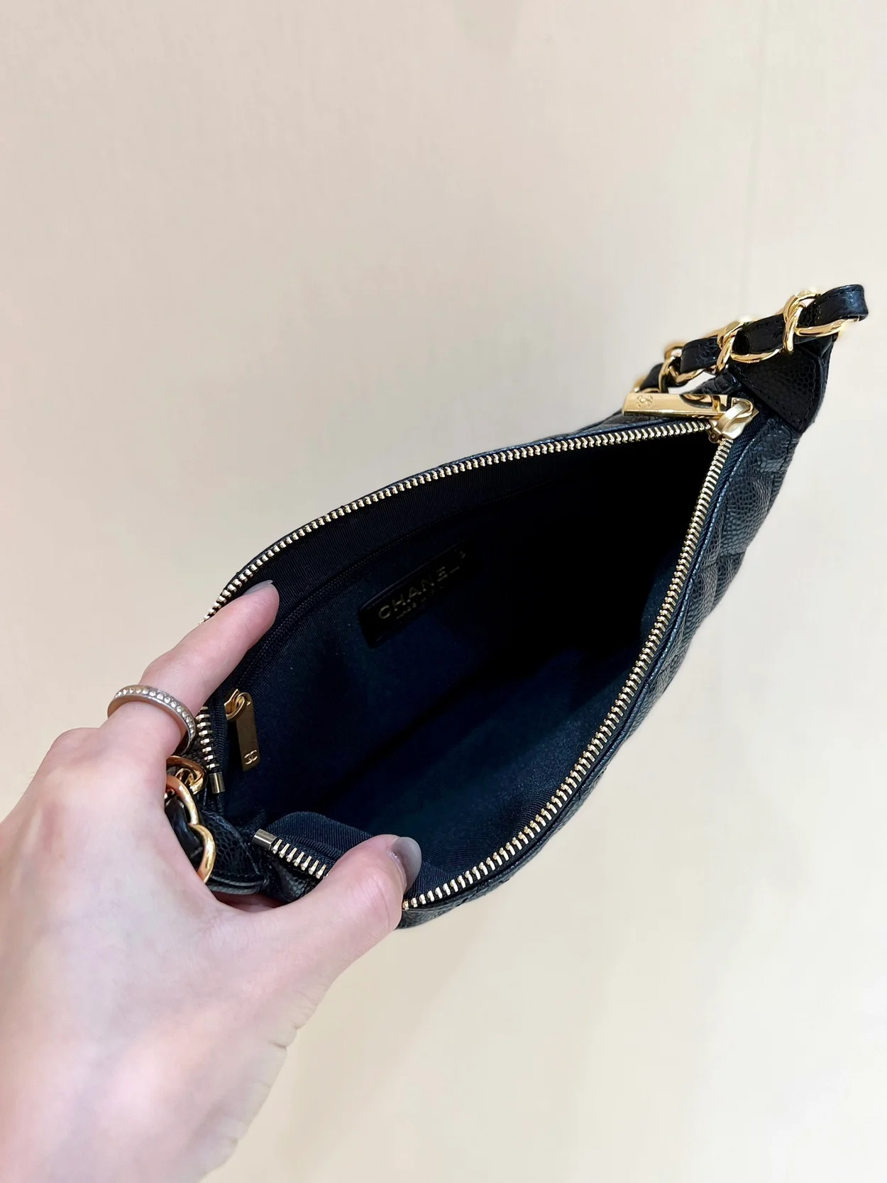 샤넬 블랙 퀄티드 캐비어 레더 숄더백