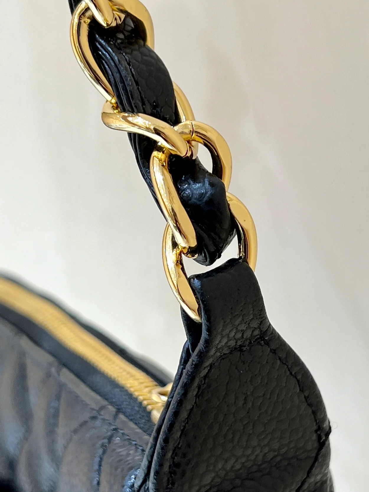 샤넬 블랙 퀄티드 캐비어 레더 숄더백