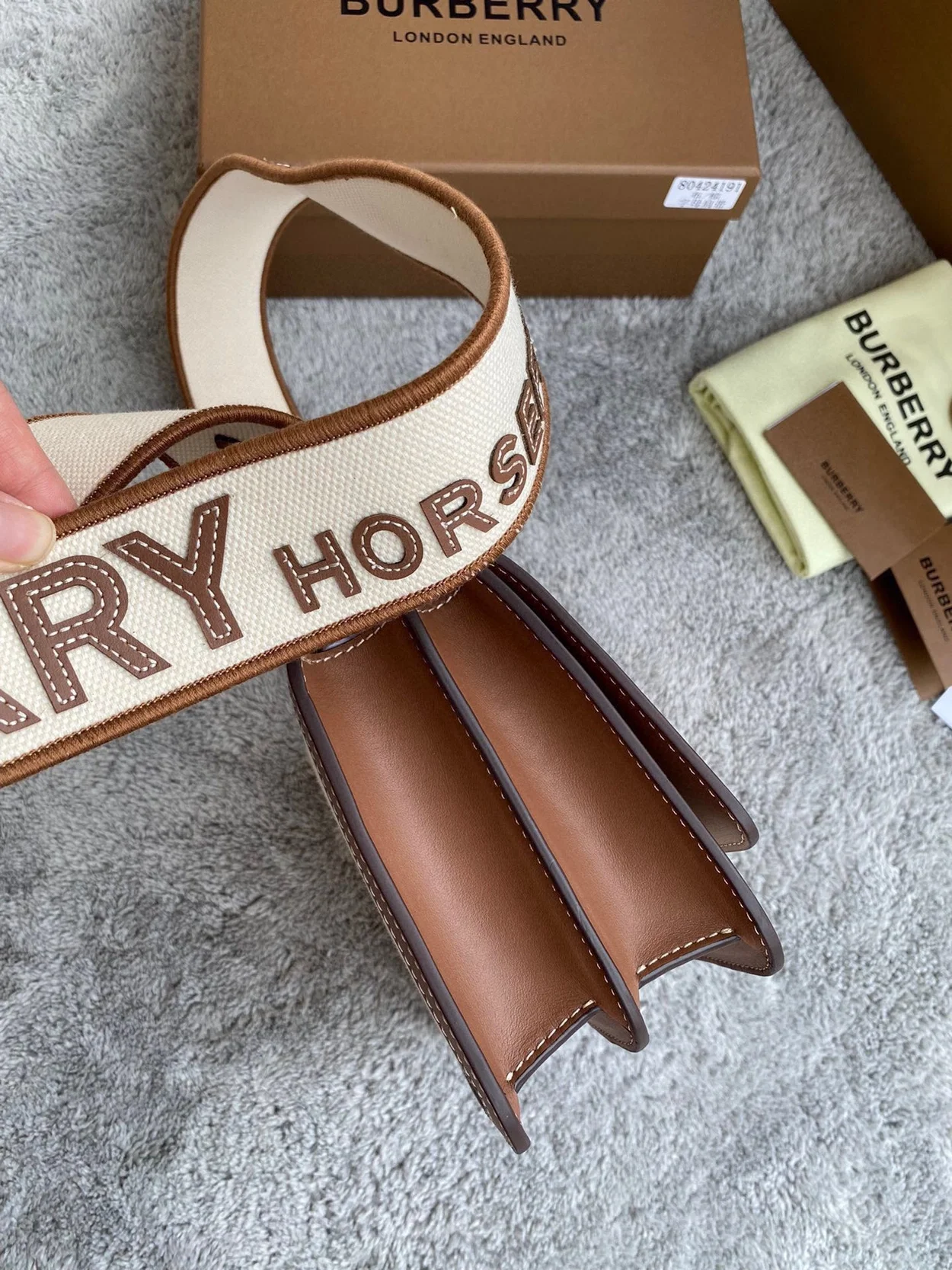 버버리 미니 TB백 내추럴 몰트 브라운